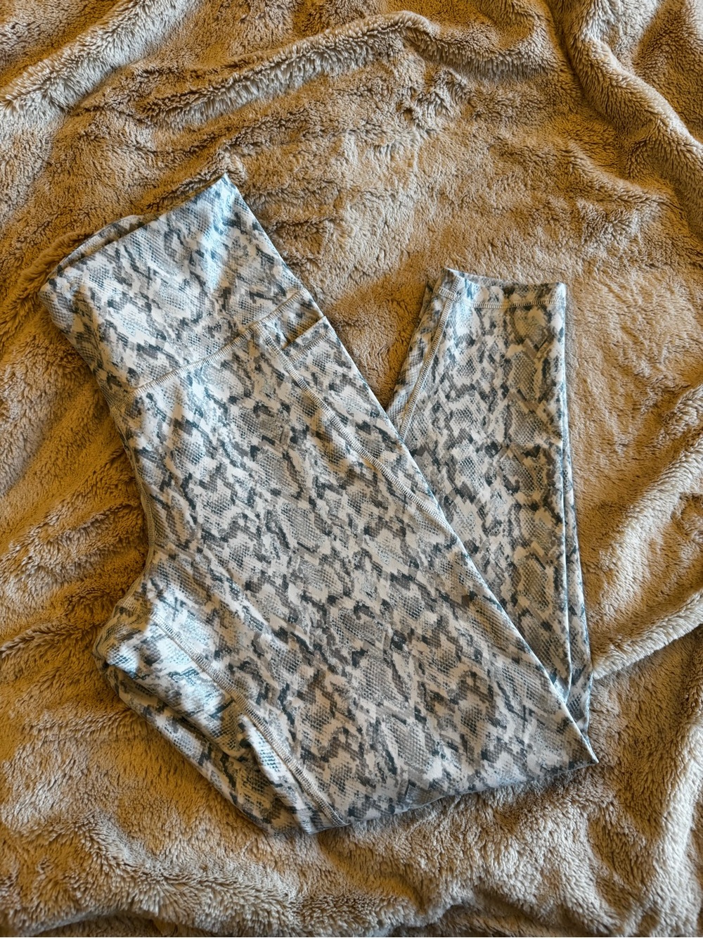 Old Navy Snake Print Leggings in Gray and White